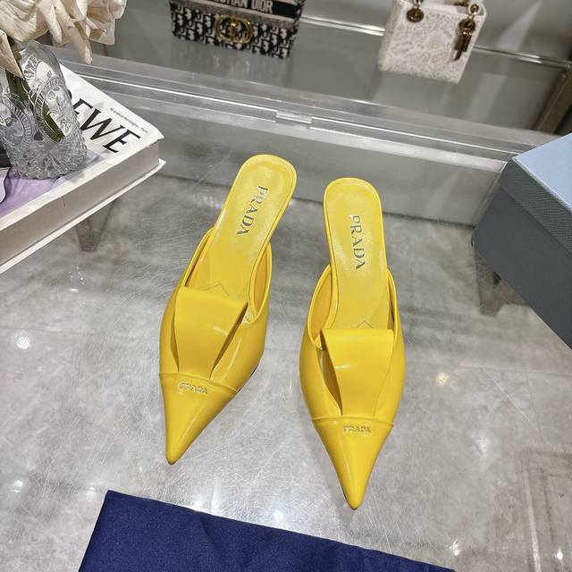 高版本 Prada* 普拉达25Ss春夏新品玛丽珍尖头高跟鞋时装鞋 原版购入1:1开发，细节完美，上脚舒适可任意配搭春夏的美饰服丽，精耐致看 鞋面：原版开边珠牛