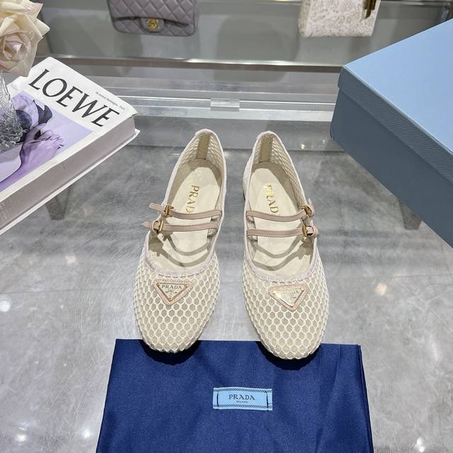 Prada 普拉达2025Ss春夏新品 闪亮登场 玛丽珍平底芭蕾舞鞋 柔软舒适 ，小红书各大博主推荐，妥妥的学院风通勤1-1开发 圆头金色三角标扣 面料 ：透气