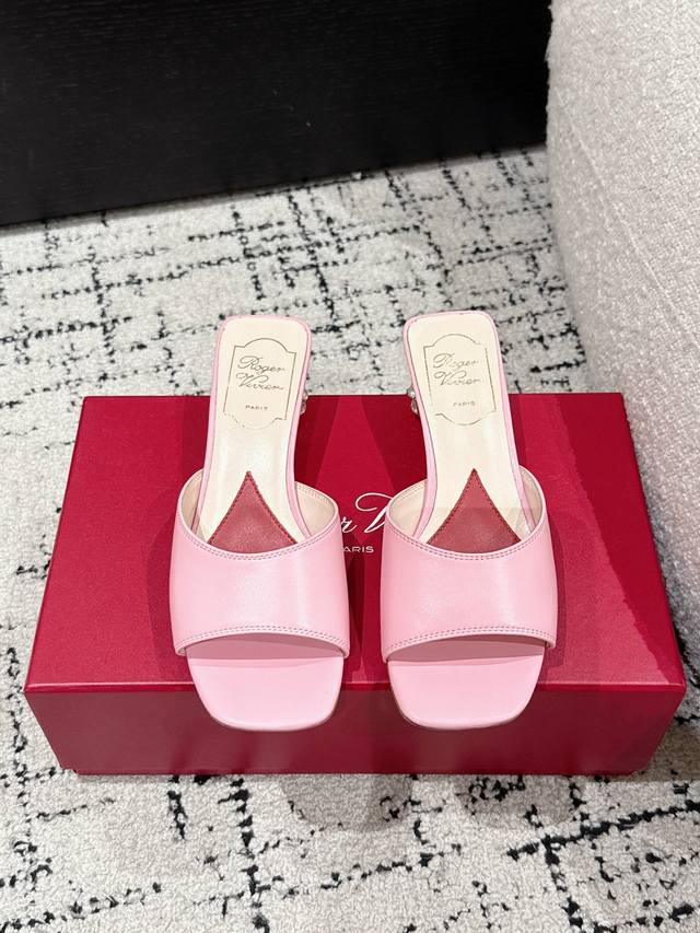 顶级版本 Roger Vivier Rv 25 春夏新款 钻跟 拖鞋 以质感超强的胎牛皮 纯手工制成 简约不简单，即刻点亮夜间造型。 面料：胎牛皮 内里：羊皮
