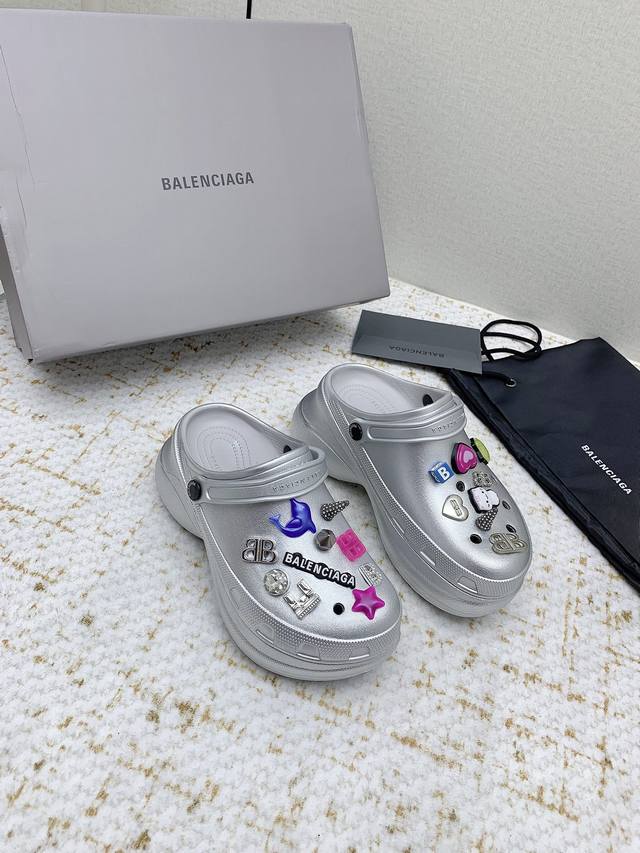 出厂 男10巴黎世家Balenciaga 春夏最新情侣款洞洞鞋，25春季新款黑马单品,海内外时尚博主纷纷上脚大秀，火遍海内外社交平台，时尚达人必入款，各种巴家元