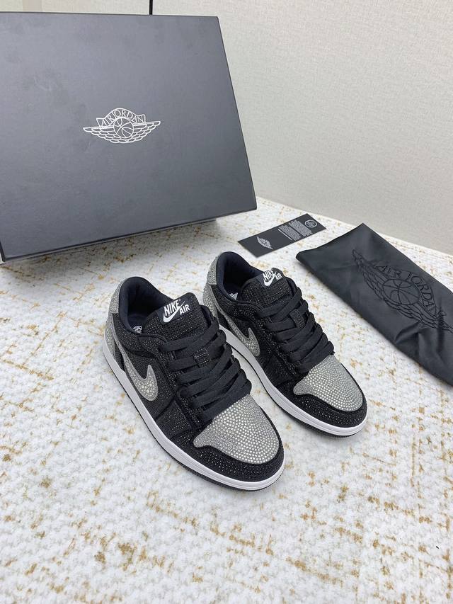 出厂 高版本 顶级代购版Air Jordan 1 Mid不掉钻的钻鞋，耐克乔一钻石鞋让鞋迷大开眼界，各种意想不到的设计创意，钻石配色方案给大家带来了很多惊喜，隐