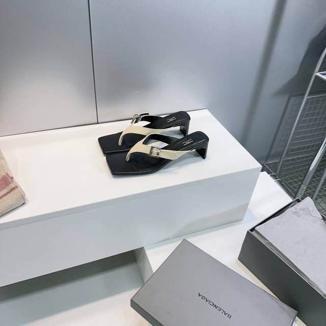 高品质出厂 ！顶级品质巴黎世家 Balenciaga2025春夏新款高跟方头夹脚人字拖拖鞋！这双拖鞋鞋型是淑女拖鞋.上面的金属针扣简直太别致了 Ins爆款 原版