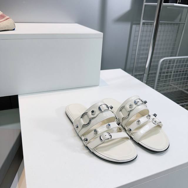 高品质出厂 ！顶级品质巴黎世家 Balenciaga 2025春夏新色经典金属铆钉平底拖鞋！这双Cagole拖鞋鞋型是淑女拖鞋上面的铆钉又超级朋克街头简直太别致