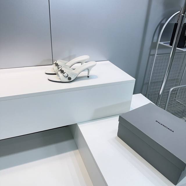 高品质出厂 ！顶级品质巴黎世家 Balenciaga 2025春夏新色经典金属铆钉高跟拖鞋！这双Cagole拖鞋鞋型是淑女拖鞋上面的铆钉又超级朋克街头简直太别致