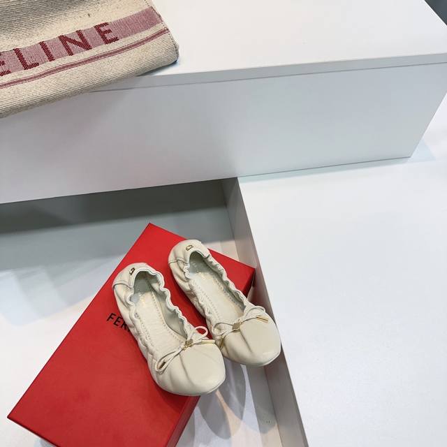 高品质出厂 ！顶级品质原单渠道！ Ferragamo菲拉格幕25春夏新款蝴蝶结后松紧芭蕾舞跳舞鞋单鞋！超级好穿的蛋卷鞋奶奶鞋！经典五金扣饰！优雅大气 春夏必入的
