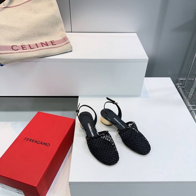 高品质出厂 ！顶级品质原单渠道！Ferragamo 菲拉格慕25春夏新款夏季网纱圆头透气包头半拖高跟凉鞋 典藏款型以新颖手法焕然重塑，结合网眼织物鞋面与漆皮细节