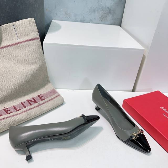 高品质出厂 ！顶级品质Ferragamo菲拉格慕25春夏新款五金扣猫跟单鞋！ 最新麻花五金扣搭配利落年轻的设计！舒适百搭的同时也具备出色的耐用性！融合了时尚与舒