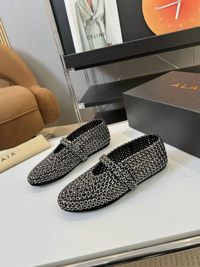 Price: 品 牌：Alaia 阿莱亚25S新品复古扣带玛丽珍鞋芭蕾舞鞋 走秀款平底芭蕾舞鞋章小蕙同款甜酷芭蕾风，人气超高的一款芭蕾舞鞋，浪漫又迷人舒适百搭满