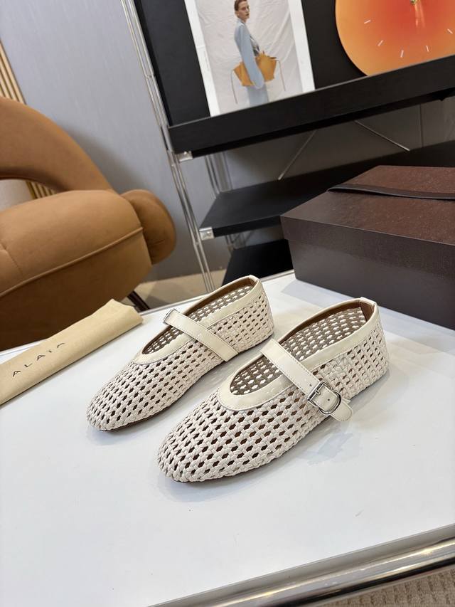 Price: 皮盒+15 品 牌：Alaia 阿莱亚23S新品复古扣带玛丽珍鞋芭蕾舞鞋 走秀款平底芭蕾舞鞋章小蕙同款甜酷芭蕾风，人气超高的一款芭蕾舞鞋，浪漫又迷