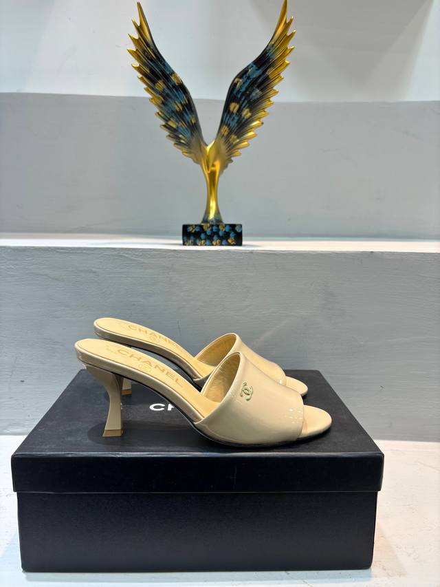 Chanel 早夏新款拖鞋，各大时尚博主和明星同款，简直太美了吧！鞋面进口亮面漆皮，内里垫脚羊皮。原版真皮大底，跟高5Cm.码数：35-41 40 41定做不退