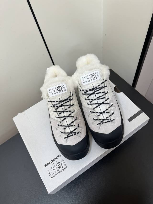Salomon Mm6 萨洛蒙联名 X-A系列 休闲 运动鞋 原版购入开发 做货 这款由Mm6全新演绎的X-A专注于其空气动力学的外观上，标志性白色与奶油色带来