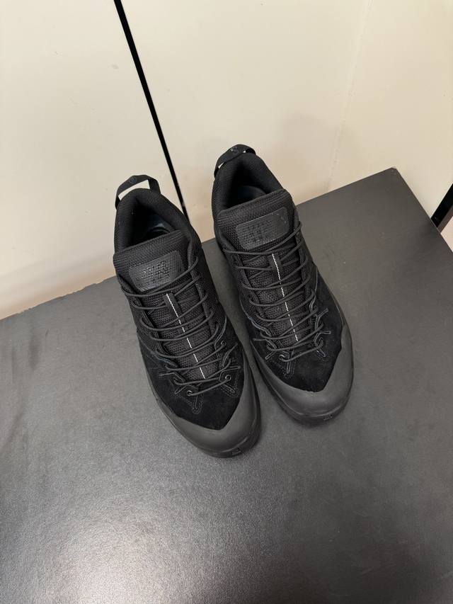 情侣Mm6萨洛蒙联名款～马吉拉 Maison Margiela&Salomon联名款 最新款情侣休闲运动厚底登山德比鞋 以两种新颖配色呈现 搭配Salomon专
