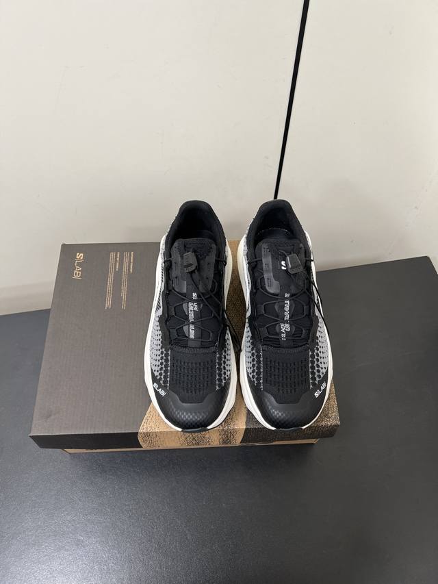 Salomom S Lab Ultra Glide越野轻便跑鞋 运动鞋 Salomon最新的无碳板厚底越野跑鞋，可能是近来最具Ss Lab创新精神的鞋款。波浪大
