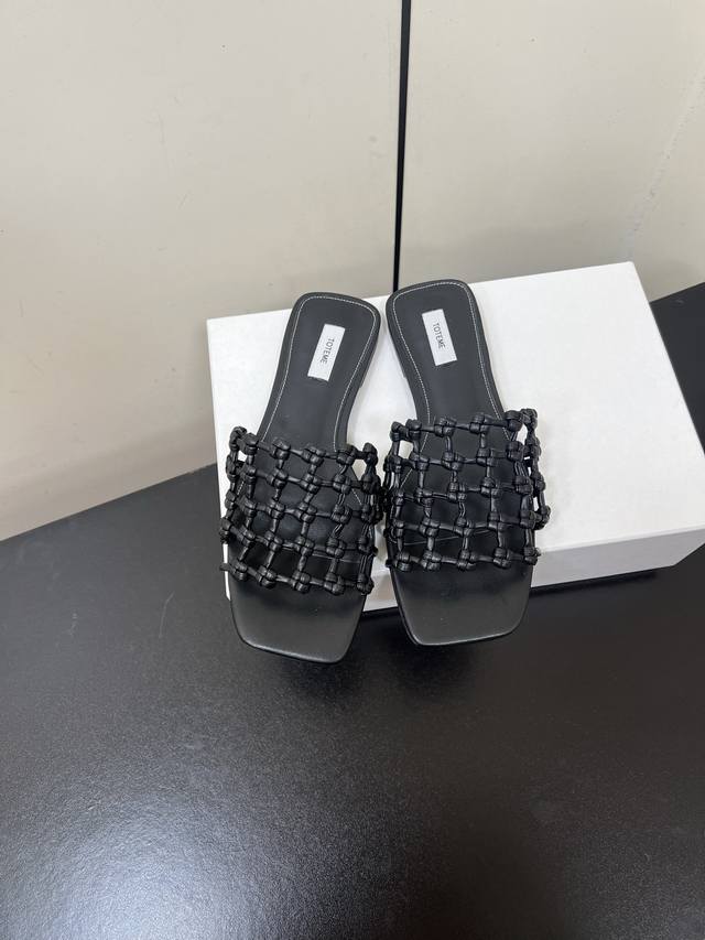 Toteme 2025 ｜ 小众新品方头拖鞋 极简百搭 比较舒服的牛皮编织网 颜色搭配也超高级 夏日出门理想穿搭 慵懒随性 气质优雅 Size：35-41 40