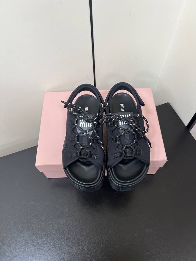Miumiu25新款抽绳绑带厚底凉鞋 一出场便是焦点。被追问无数次的夏日宝藏凉鞋，黑色款神秘而酷飒，低调中满是高级感，鞋面柔软细腻，随着步伐的移动，尽显奢华质感