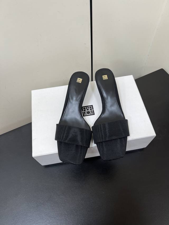 Toteme 25Ss 新品矮跟夹趾简约拖鞋 看似一片式 实则夹趾拖鞋 美出新高度 个性又不失优雅 搭配牛皮鞋底 复古与时尚融合 无论是裙装还是裤装 轻松适配