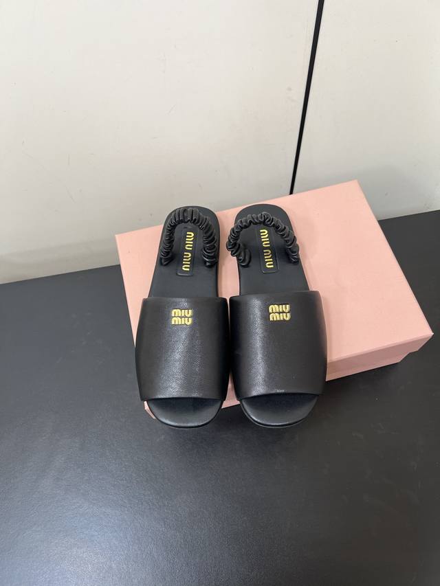 Miumiu25新品鱼嘴两穿凉鞋平底凉鞋 简约即高级的代名词标志性品牌徽标低调又亮眼 轻松适配各种夏日氛围 一脚蹬设计 随性时髦 是解锁慵懒精致感的必备单品 鞋