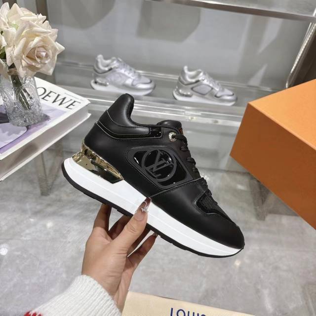 路易威登官网同步 情侣款火爆上市，这款Neo Run Away运动鞋的灵感源自跑鞋，将Lv标志性的必备鞋款融入潮流，该版本原版1：1复制，以粉色重绎Damier