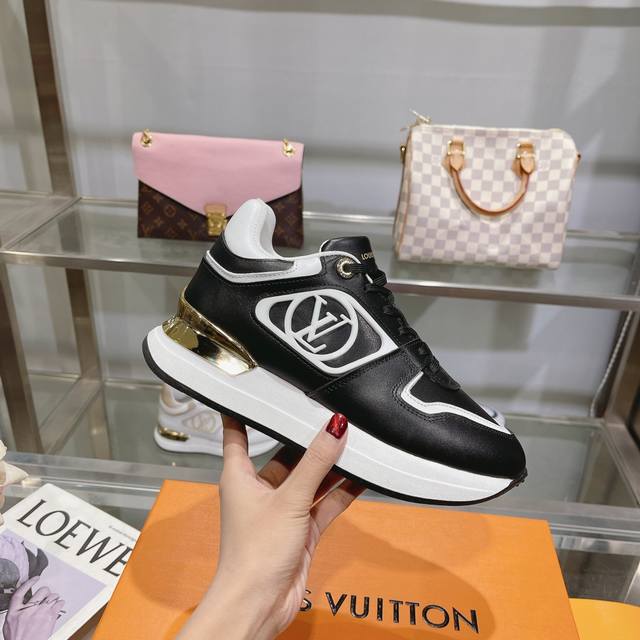 2670新款Louis Vuitton路易威登，官网同步上线 Lv运动鞋 休闲鞋，这款 Neo Run Away 运动鞋以双色牛皮革升级品牌经典 Run Awa