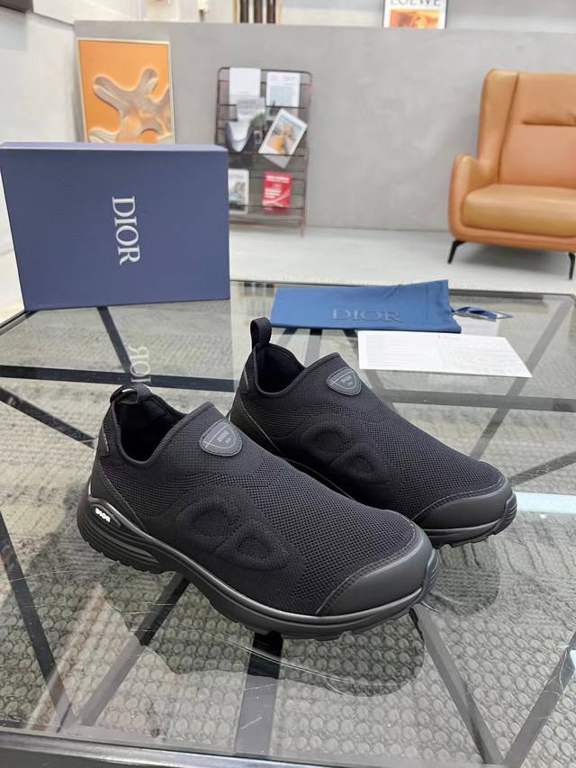 工厂P Dior 迪奥新款B30低帮运动鞋 采用灰色网眼织物和白色科技面料精心制作，饰以反光“Cd30”图形标志，鞋跟和鞋舌饰以“Dio～B30”和“Cd30”