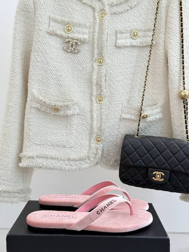厂价 Chanel Thongs是25C春夏 秀场水钻字母夹脚人字拖 夏天的人字拖莫名让人感到自由 带子镶嵌了字母水钻标志 太精致了 也太好看了吧 上脚超秀气显