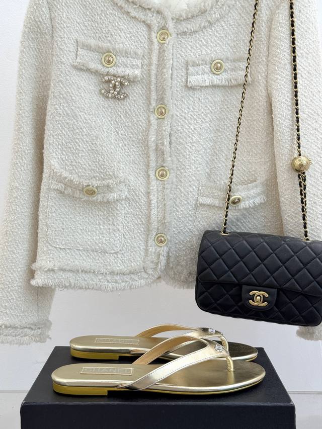厂价 Chanel Thongs经典春夏新品 秀场夹脚人字拖 夏天的人字拖莫名让人感到自由 带上镶嵌了双C水晶标志 太精致了 也太好看了吧 上脚超秀气显白！ 鞋