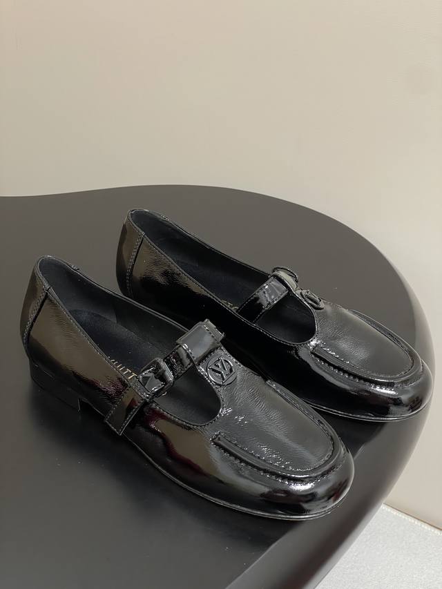 25Ss新款Louis Vuitton Lv Soho玛丽珍平底乐福鞋T字带搭扣单鞋 采用纳普拉克皮革，这种皮革的特点是柔软的手感、褶皱的质地和光滑的表面。T型