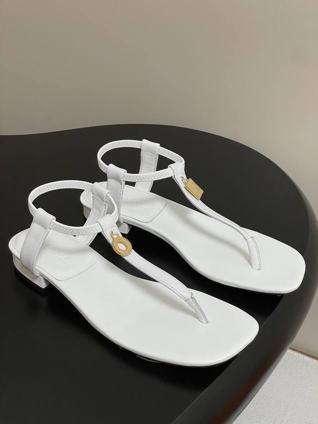 Loro Piana 诺悠翩雅 Lp70S春夏新款五金吊坠夹脚平底凉拖鞋极简风复古凉鞋 Mindil Infra凉鞋由天鹅绒般柔软的Velukid羊皮革制成，鞋