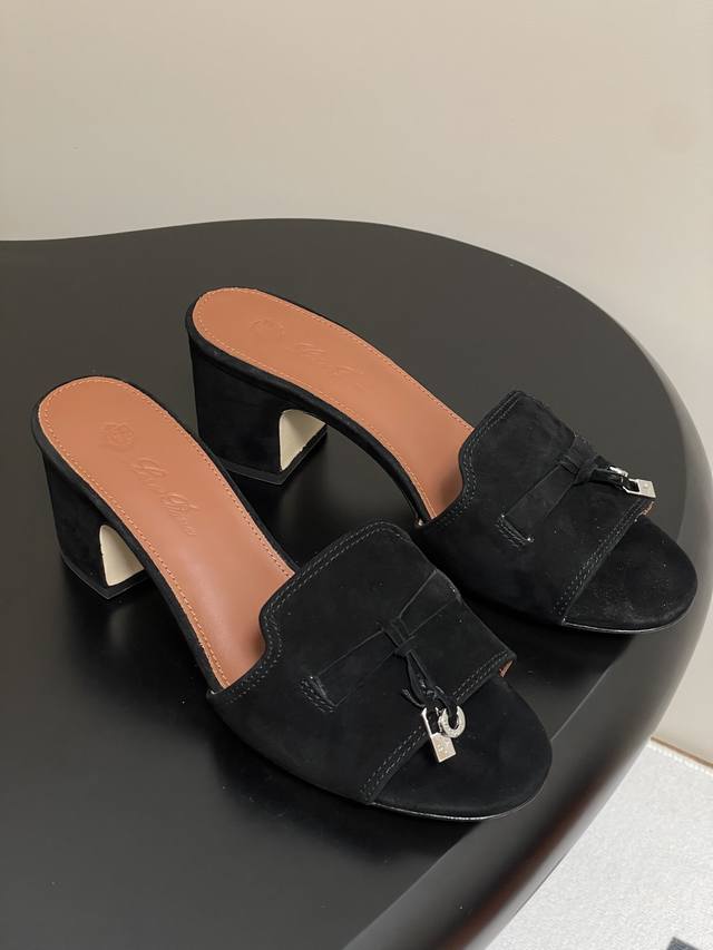 Loro Piana 诺悠翩雅 Lp 经典款平底拖鞋五金吊坠高跟凉拖鞋锁扣流苏绒面粗跟拖鞋 这款绒面革凉拖鞋搭配饰有Loro Piana My Charms吊饰