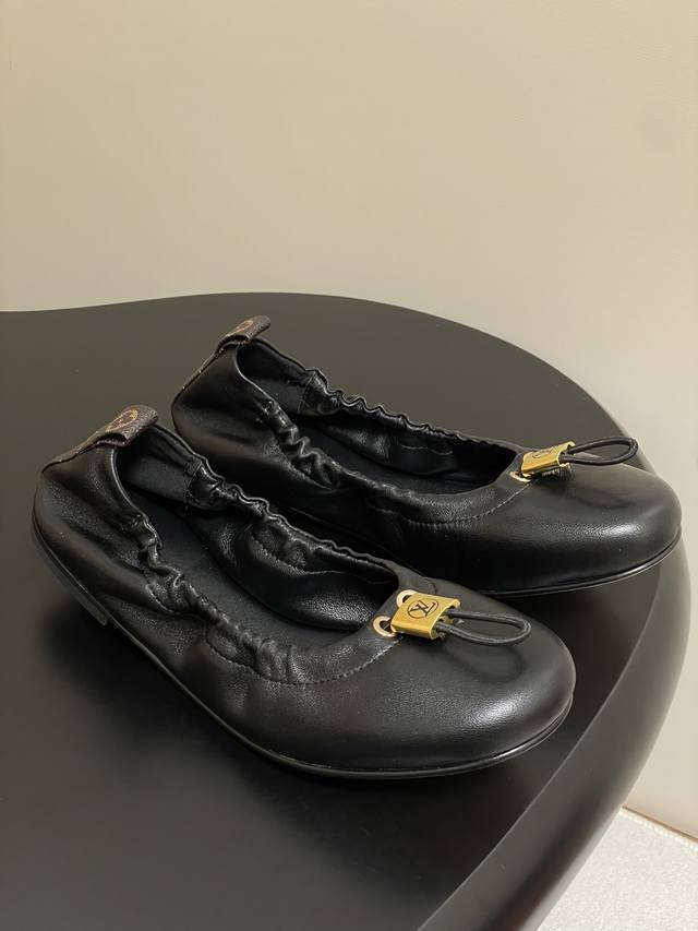 25Ss新款Louis Vuitton Lv Nolita 平底芭蕾鞋五金扣松紧带跳舞鞋 本款 Nolita 平底芭蕾鞋以柔软羊皮革释放温婉格调，再借褶皱效果弹