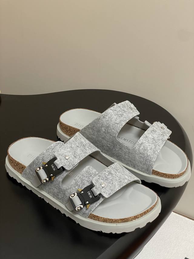 情侣款 Dior X Birkenstock 联名款 Milcno凉拖鞋 鞋底上半部分是Dior的纹路，下半部分是勃肯的纹路 下面牛翻毛皮和羊毛纤维，体现联名背