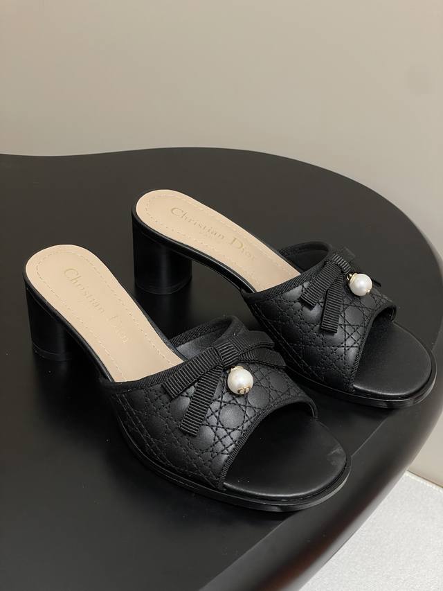 25Ss春夏新款Dior 迪奥Ballet带跟凉拖 圆柱跟电绣藤格纹高跟拖鞋蝴蝶结Cd珍珠扣两拖鞋 这款 Dior Ballet带跟凉拖是二零二五秋季系列新品，