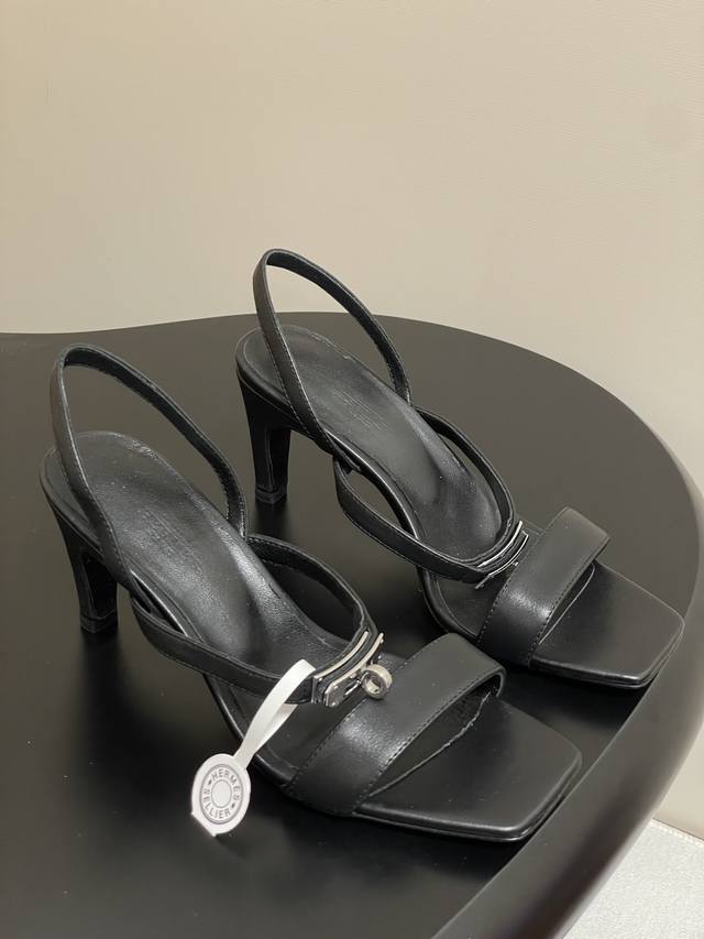 顶级品质 Hermes 爱马仕Glamour凉鞋系列经典Kelly扣高跟凉鞋 上脚真的超级显瘦超级美 马家特定的精致锁扣Logo 好看到爆 时尚又百搭 超级舒服