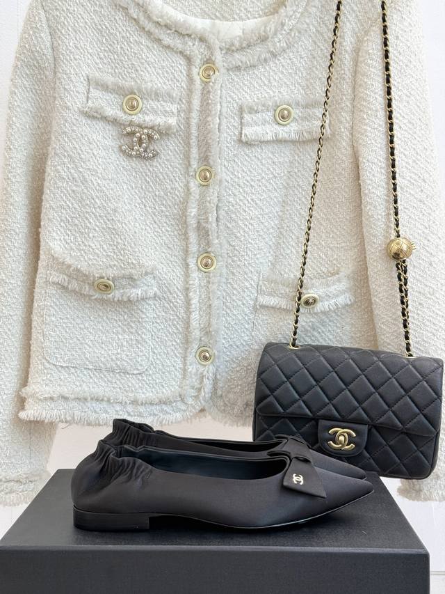 厂价 Chane* ｜小香25A新品尖头 蝴蝶结芭蕾舞鞋 此款芭蕾舞鞋宛如一颗璀璨的星辰 散发着独属于香奈儿的迷人魅力 成为无数时髦精们的梦中情鞋。 鞋头的精致