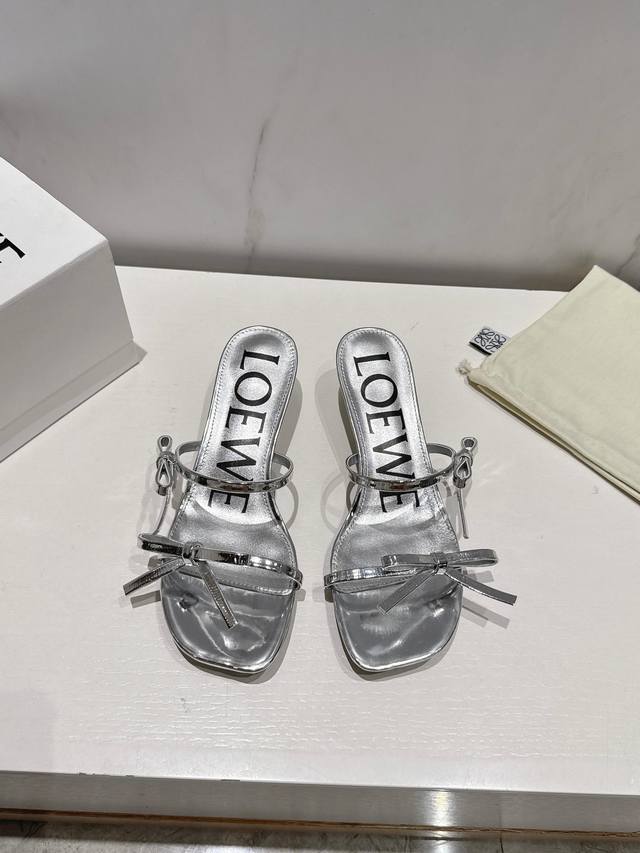 出厂 、罗意威Loewe 25 夏季 蝴蝶结 拖鞋 真正空调鞋，加若隐若现的美感，上脚真的太美了！！！强烈推荐，超级懒人时装拖，三种穿法，明星博主同款！ 面料：
