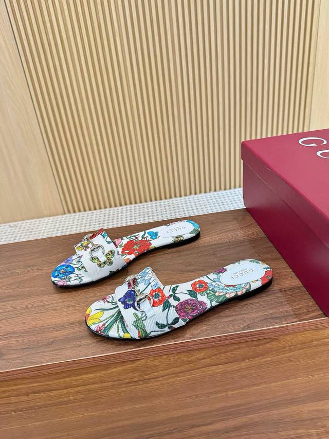 出厂 、Gucci古驰25Ss春夏最新爆款拖凉鞋系列 圆头马街扣双G新款新链条扣 原单品质 原汁原味的欧式风格，上脚非常完美穿搭上配此鞋，优雅大方，晶莹剔透，无