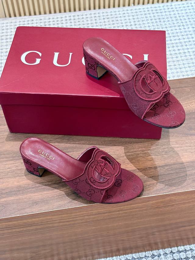 出厂 、Gucci古驰 25Ss新款高跟凉拖鞋每个细节皆经过精心细致打造，采用别具一格的鞋跟彰显出众魅力。焕新系列呼应近斯系列展现的格调，通过复古审美和现代风尚