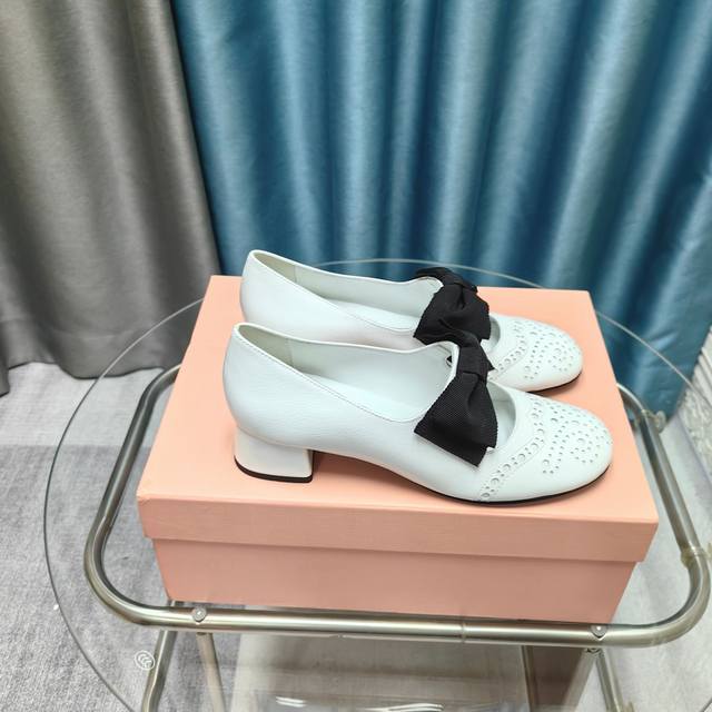 顶级品质Miumiu缪缪25春夏走秀新款New Arrival～粗跟圆头玛丽珍蝴蝶结松紧带单鞋！ 复古冲孔雕花细节质感满满～复古时髦～ 配个彩色袜子超好看～超减