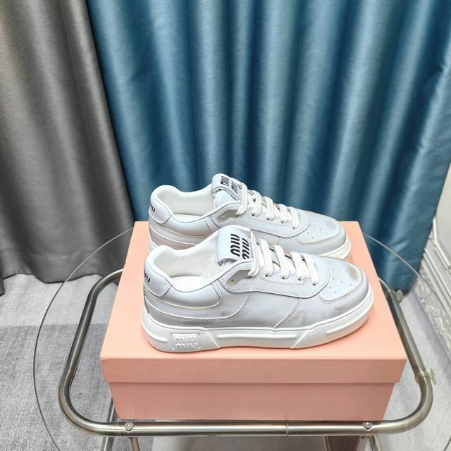 Miumiu缪缪家早春最新走秀款 休闲脏脏鞋 运动小白鞋 国内外博主刷爆的一款，小红书种草系列，复古又时髦上脚美炸了 简约的运动板鞋设计，极具辨识度的鞋舌，打造