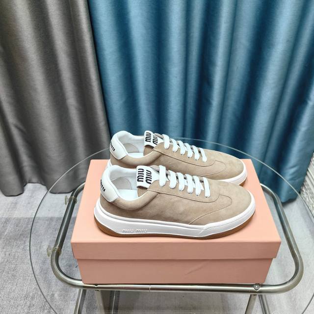 出厂价Pp格: Miu Miu 缪缪2025新款休闲小白鞋，各大品牌中脱颖而出的四季鞋颜值担当火爆款脏脏鞋，不得不入的一款～做旧时尚，简约高级 随意搭配上脚非常