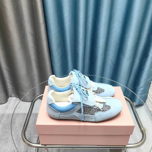 Miumiu 缪缪2025早春最新走秀款 休闲 运动鞋 阿甘鞋 德训鞋 缪缪这一款也太少女了吧这系列真的太好看了，牛津薄底的设计，上脚超级轻便舒服，暴走不累 好