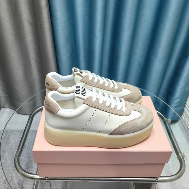 Miu Miu 缪缪2025新款休闲小白鞋，各大品牌中脱颖而出的四季鞋颜值担当火爆款脏脏鞋，不得不入的一款～做旧时尚，简约高级 随意搭配上脚非常舒适，年度必入款