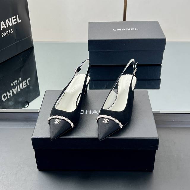 高版本 Chanel 香奈儿春夏新款金属双C标链条尖头高跟后空单鞋 款式新颖时髦范，尖头链条设计，非常洋气的设计理念，这款给人感觉都是具有高级与优雅，配色和丝绒
