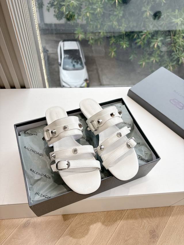 G289所见即所得Balenciag*25S春夏新款芭蕾舞鞋巴黎世家非常经典的铆钉设计，平底小猫跟非常性感，搭配铆钉的狂野自我！不羁风格满满，内里鞋面的特殊天然