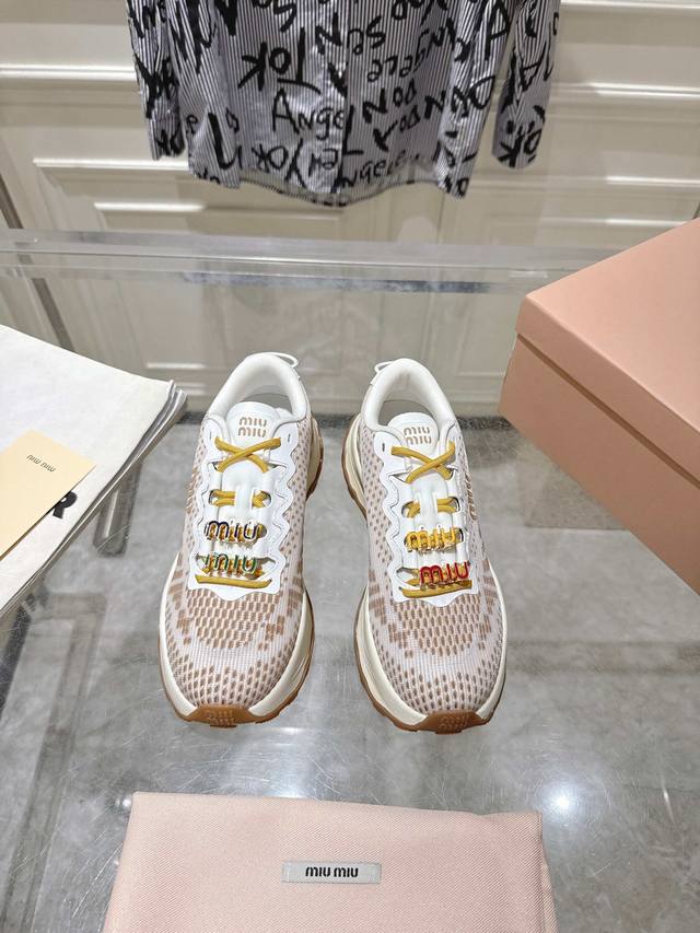 出厂 配饰扣40 情侣款 Miumiu缪缪 最新 复古 厚底 增高 飞织 休闲 运动鞋 整双鞋子采购Zp开发打造，全部定制材料，独家开模大底，细节全部对版出货，