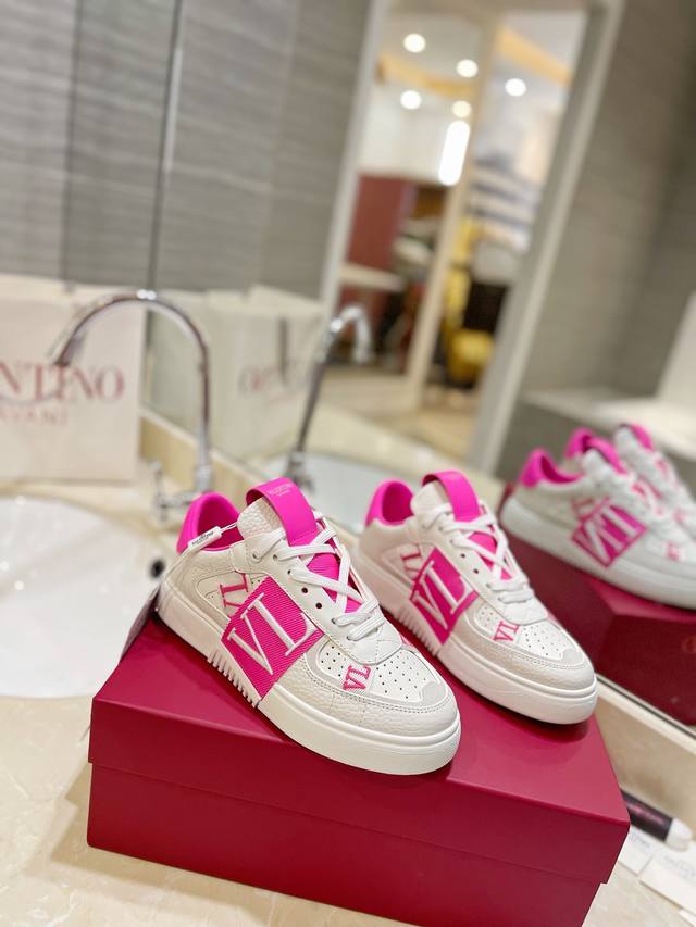 厂价 ，官网同步，电绣织带，原版一比一复刻 Valentino张艺兴同款 彩色款出货，满满的春夏气息 市面最高版！最高端版 购买原版1比1复刻 进口摔纹牛皮 高