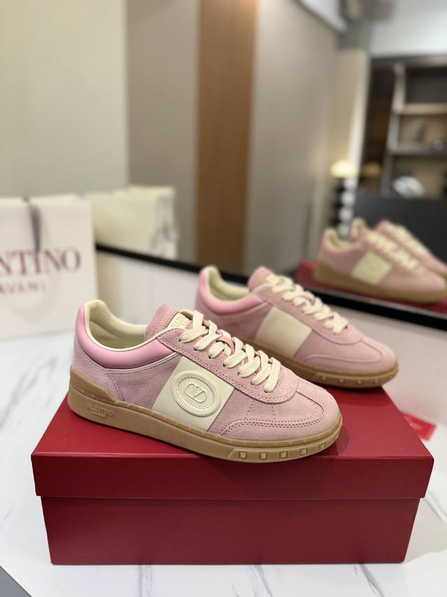 出厂男女同价: Valentino专柜同步新款德训鞋低帮休闲运动鞋 专业高端，完美复刻，品质一流！ 全部采用原版1:1材料制作，独家开模！ 面料牛皮 Tpu材质