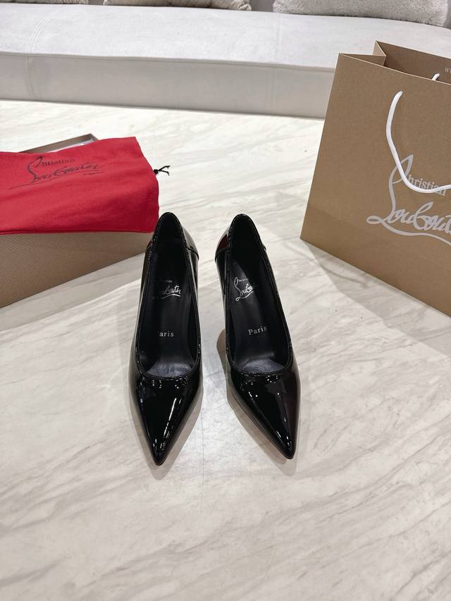 顶级版 原版盒 Christian Louboutin 2025S新款Kate 系列漆皮单鞋 材质：头层高光小牛皮 内里：粒面珠光羊皮里 大底：原版进口Ar1顶