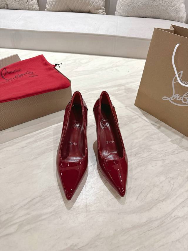 顶级版 原版盒 Christian Louboutin 2025S新款Kate 系列漆皮单鞋 材质：头层高光小牛皮 内里：粒面珠光羊皮里 大底：原版进口Ar1顶