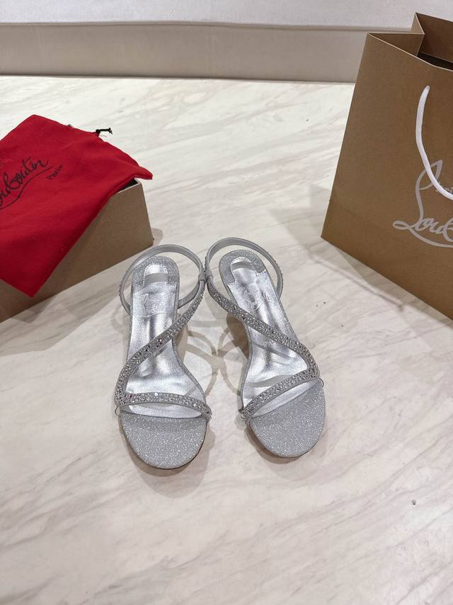 钻面款顶级版 原版盒 Christian Louboutin 2025S原版做货重工Cl 经典Lrlza 女士高跟凉鞋～ 鞋面: 独特的曲线设计，漆面皮质散发迷